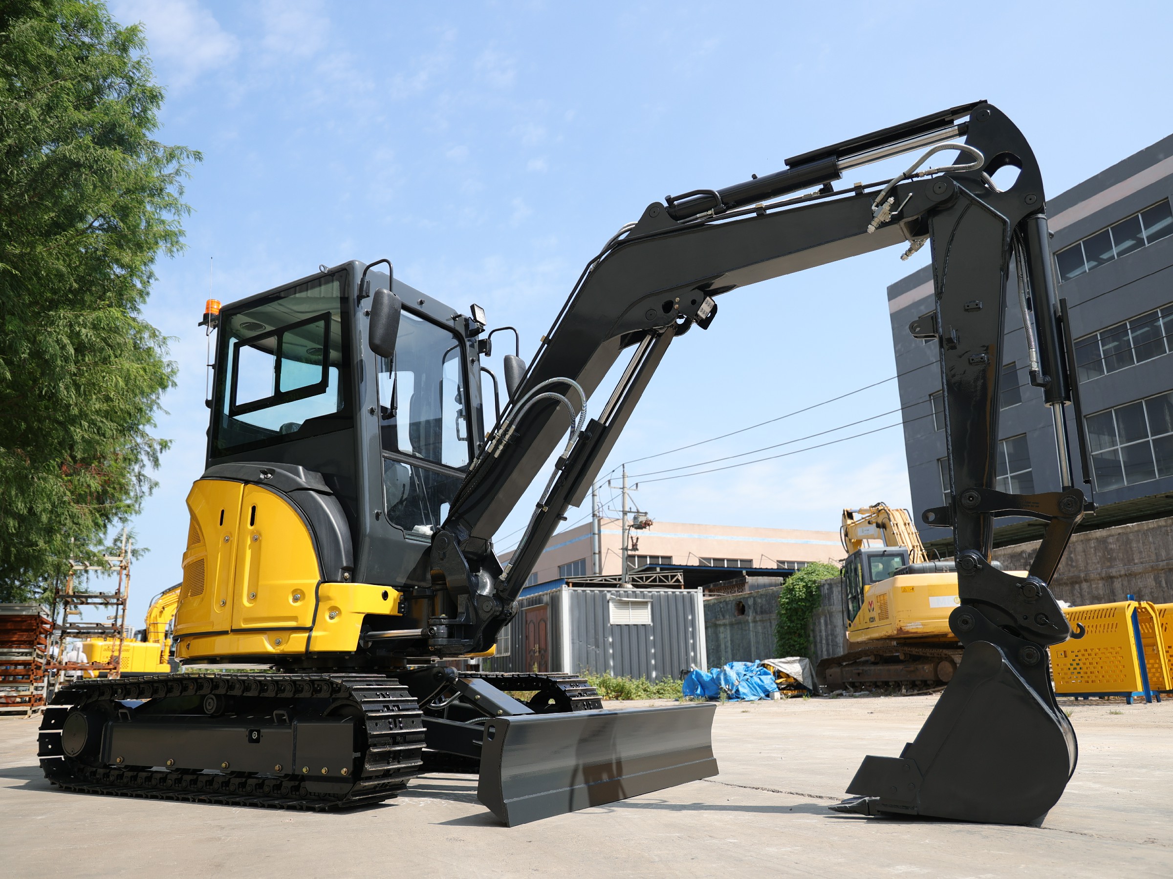 Huayee mini excavator with bucket attachment